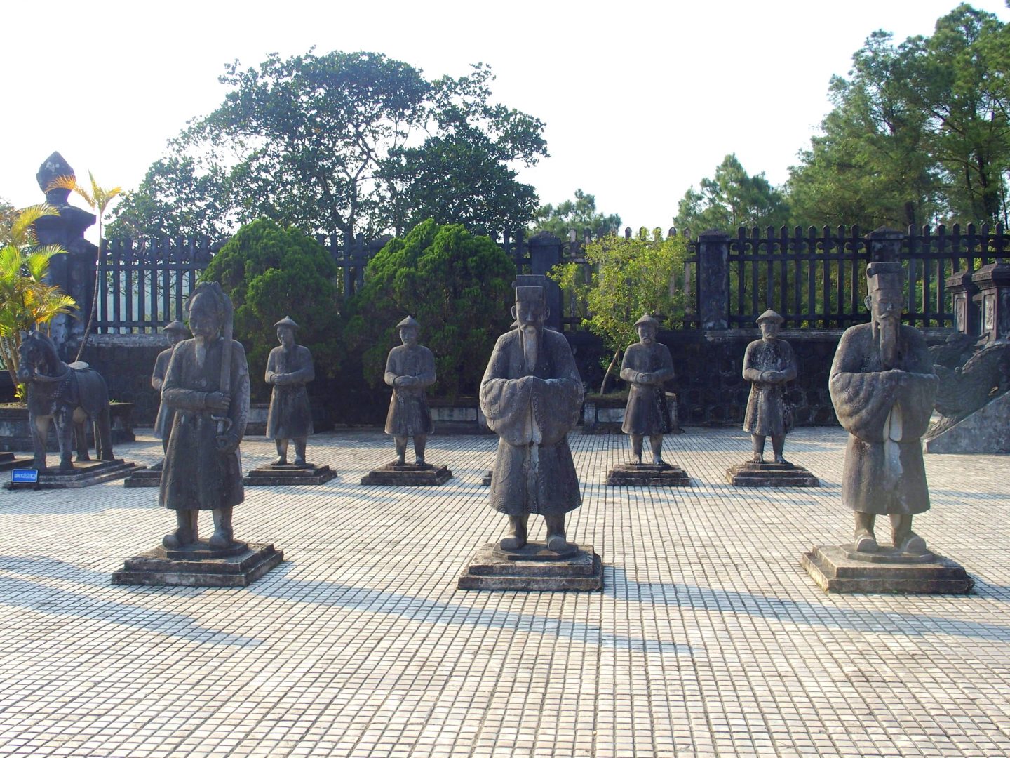 Garde royale sur terrasse mausolée Khai Dinh Hué Vietnam