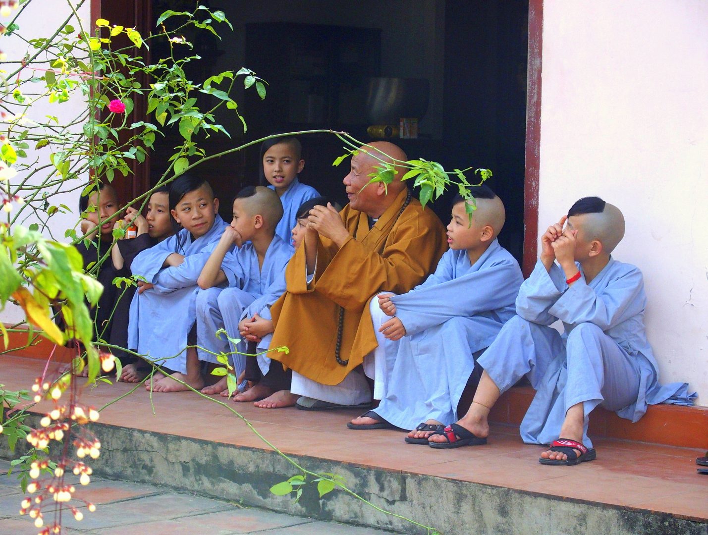 Moment détente novices monastère Hué Vietnam