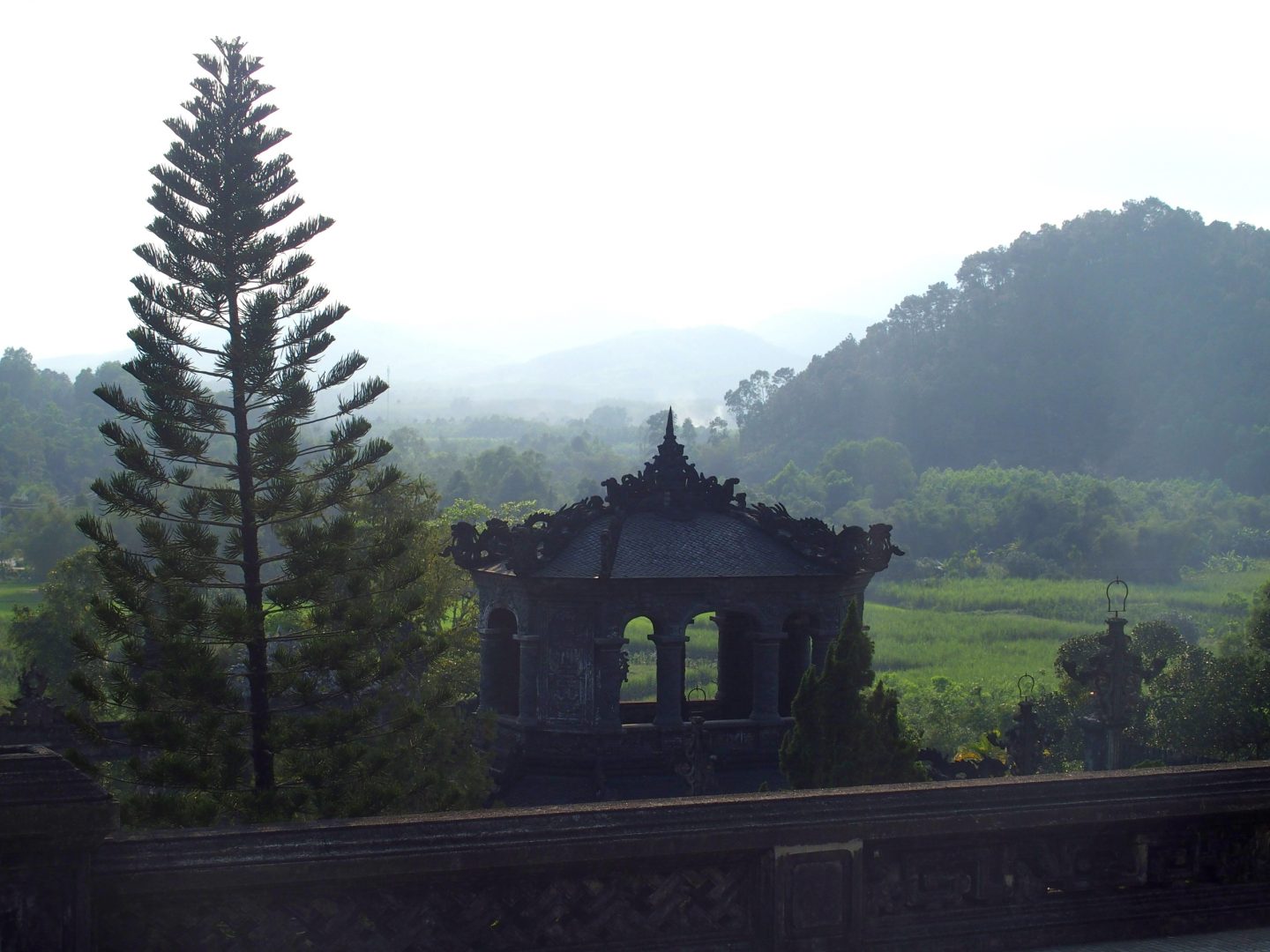 Pavillon extérieur mausolée Khai Dinh Hué Vietnam