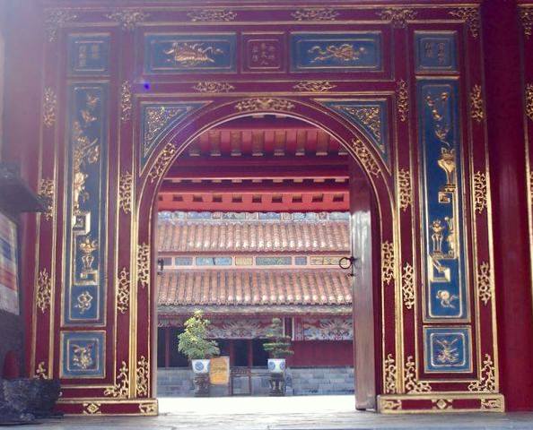 Porte entrée cour intérieur mausolée de Hué Minh Mang Vietnam