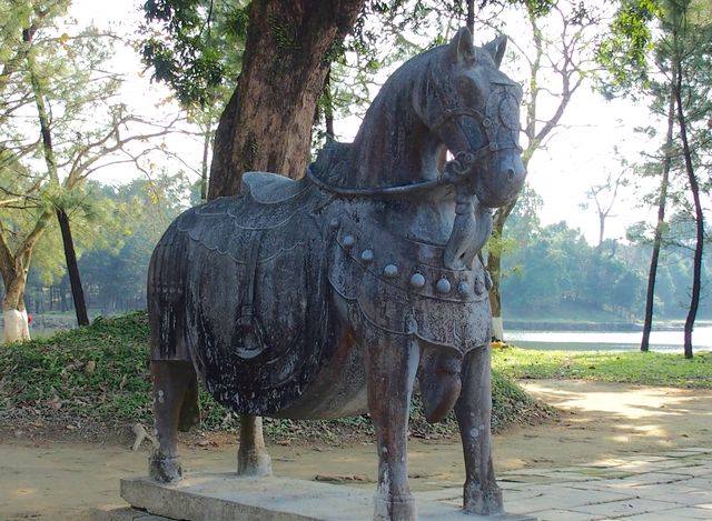 Statue cheval mausolée Hué Vietnam