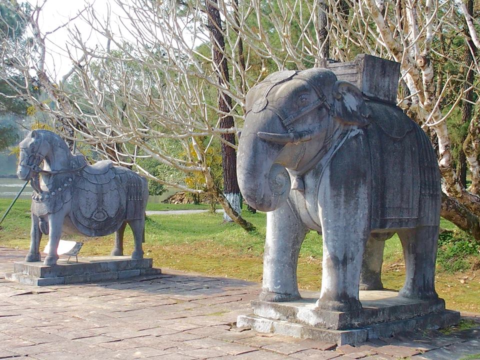 Statues d'éléphants et chevaix à l'entrée mausolée Hué Vietnam