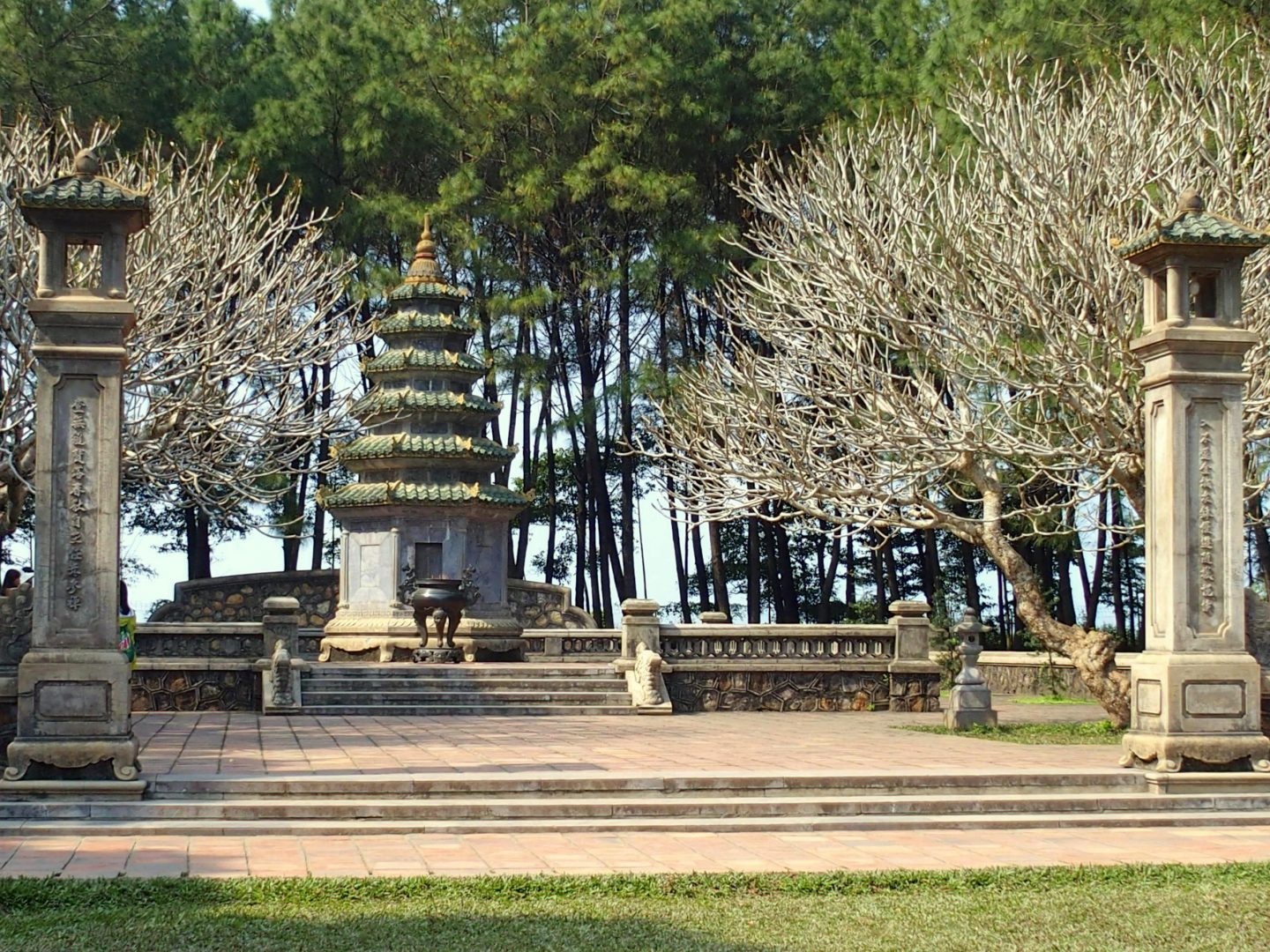 Temple dans jardin Citadelle Hué Vietnam