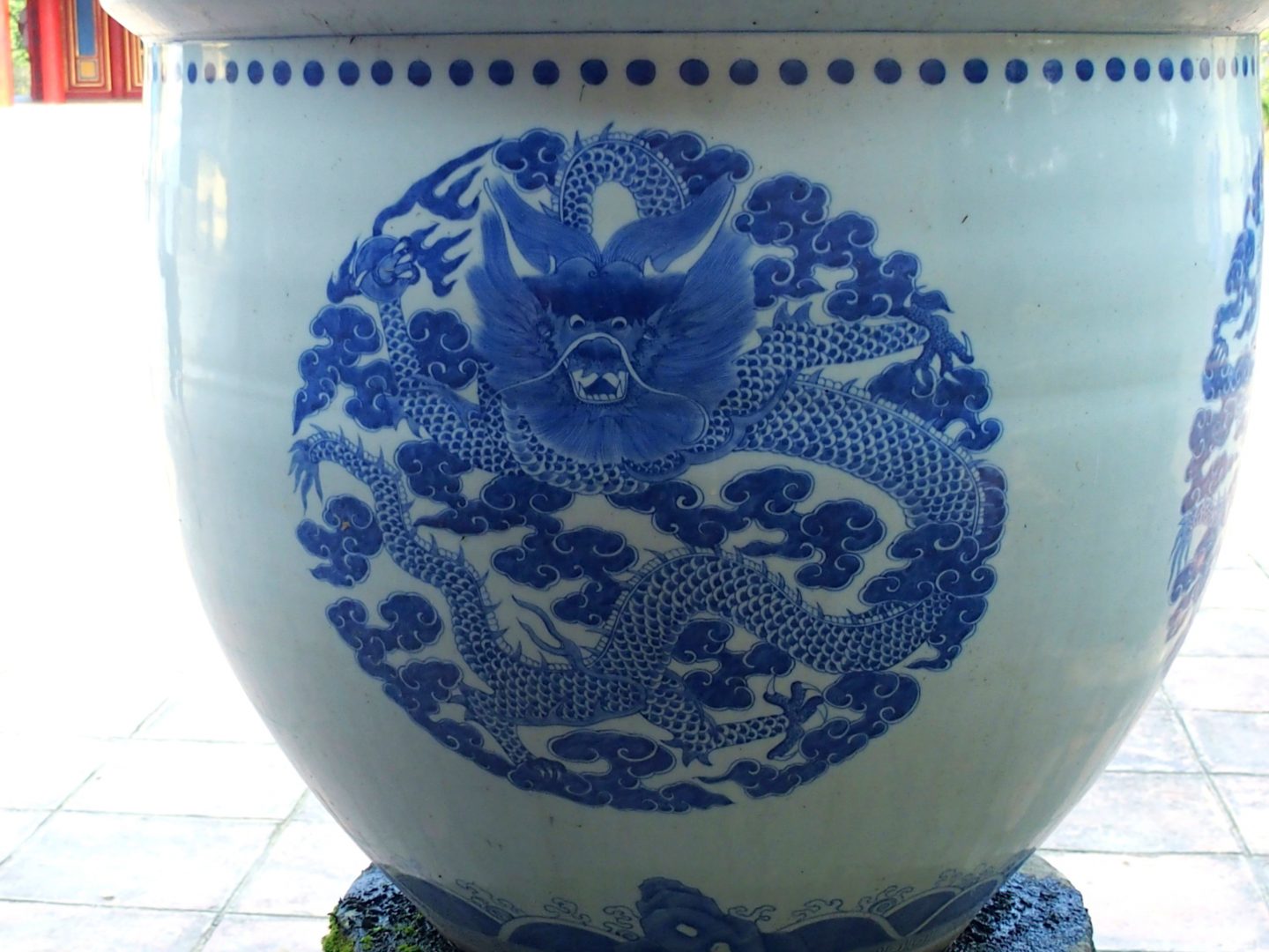 Vase décoré dragon mausolée Khai Dinh Hué Vietnam