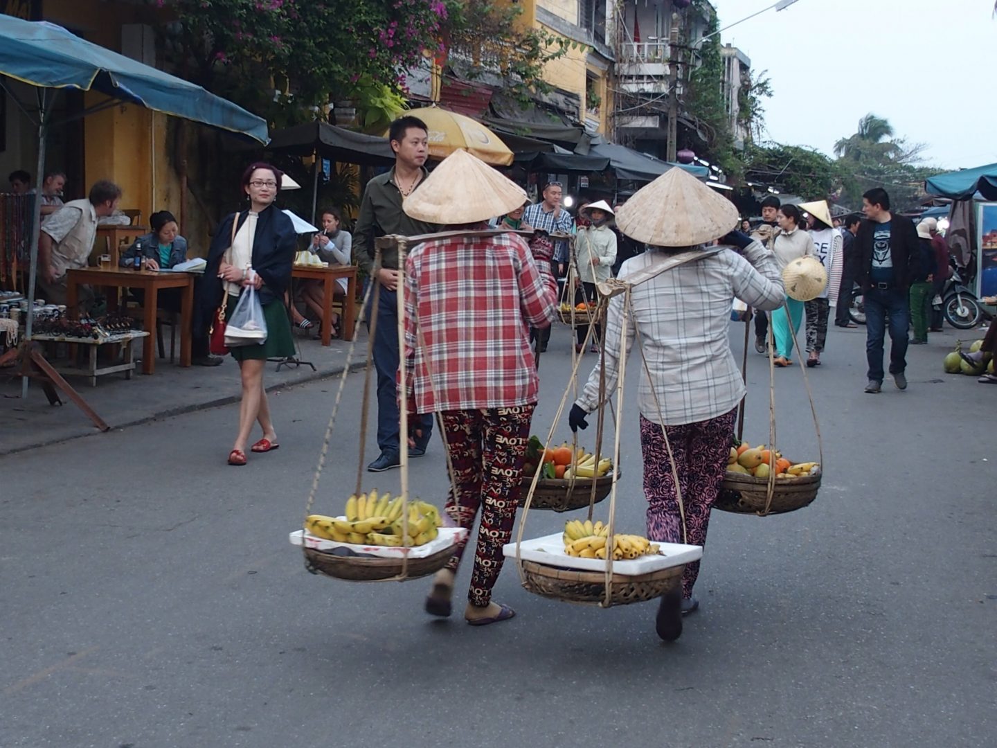 Vente fruits dans rue Hoï An Vietnam
