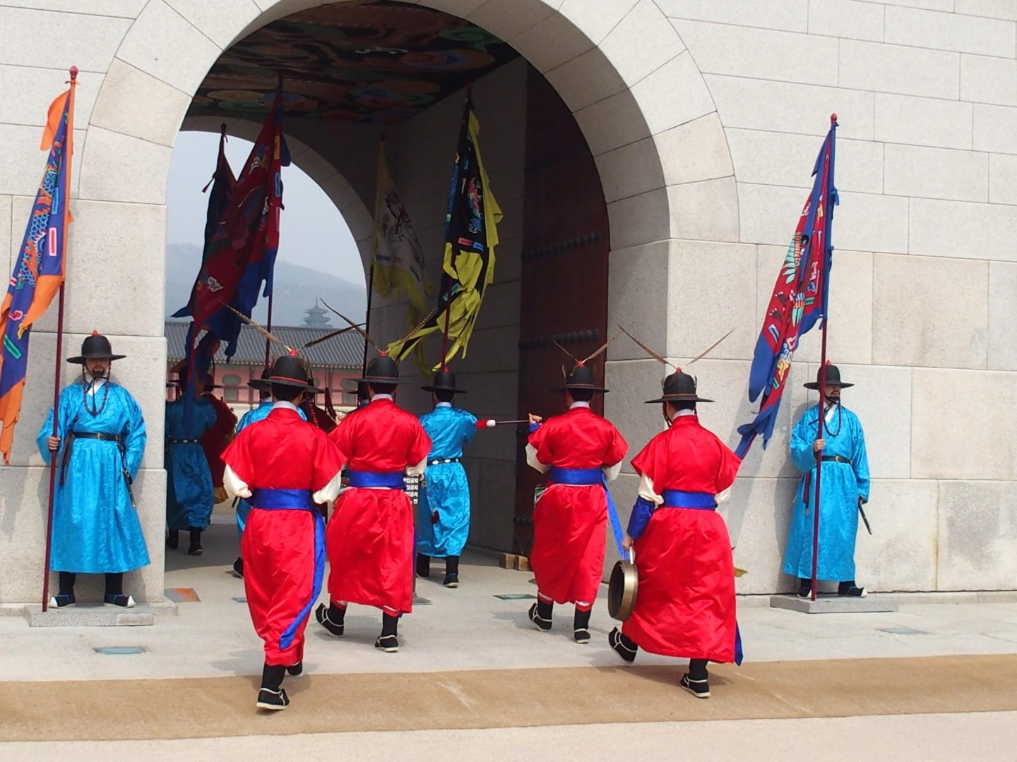 Fin de la relève garde Palais royal Seoul Corée du sud