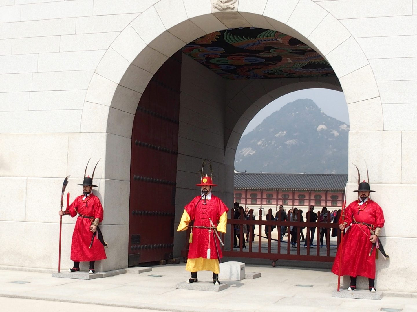 Gardes devant porte Palais Seoul Corée du sud