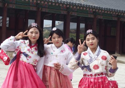 Jeunes filles au Palais Royal Séoul Corée du sud