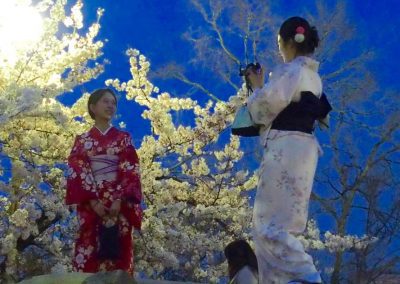 Jeunes filles et fleurs de cerisier Japon