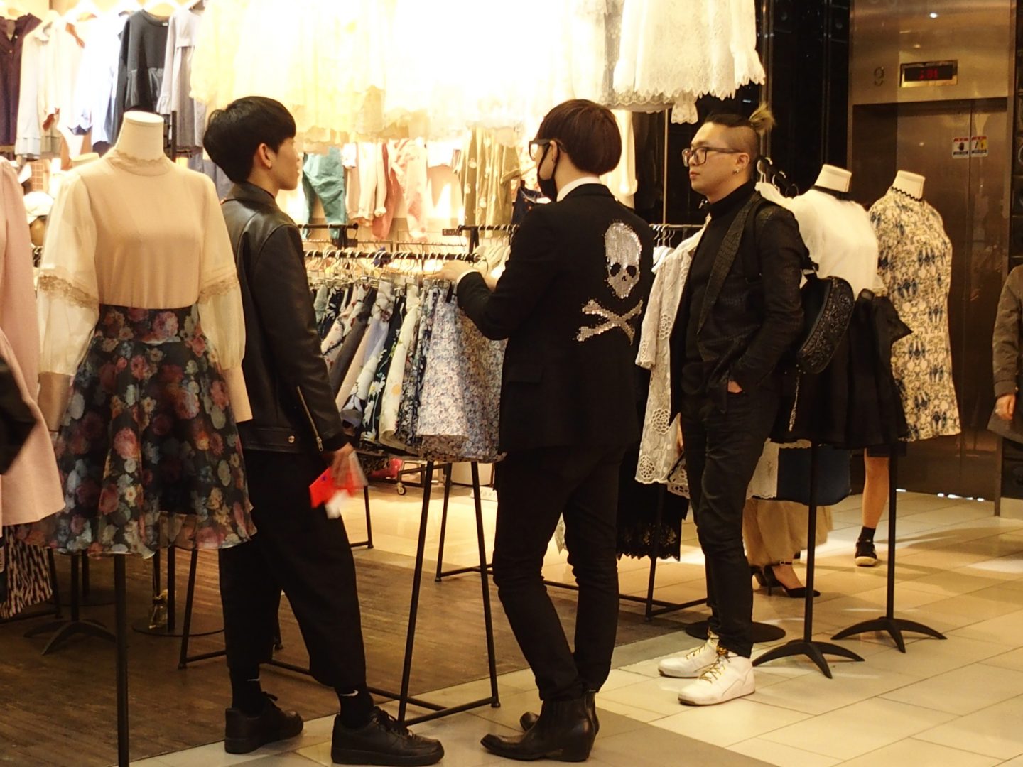 Jeunes gens dans magasin Corée du sud