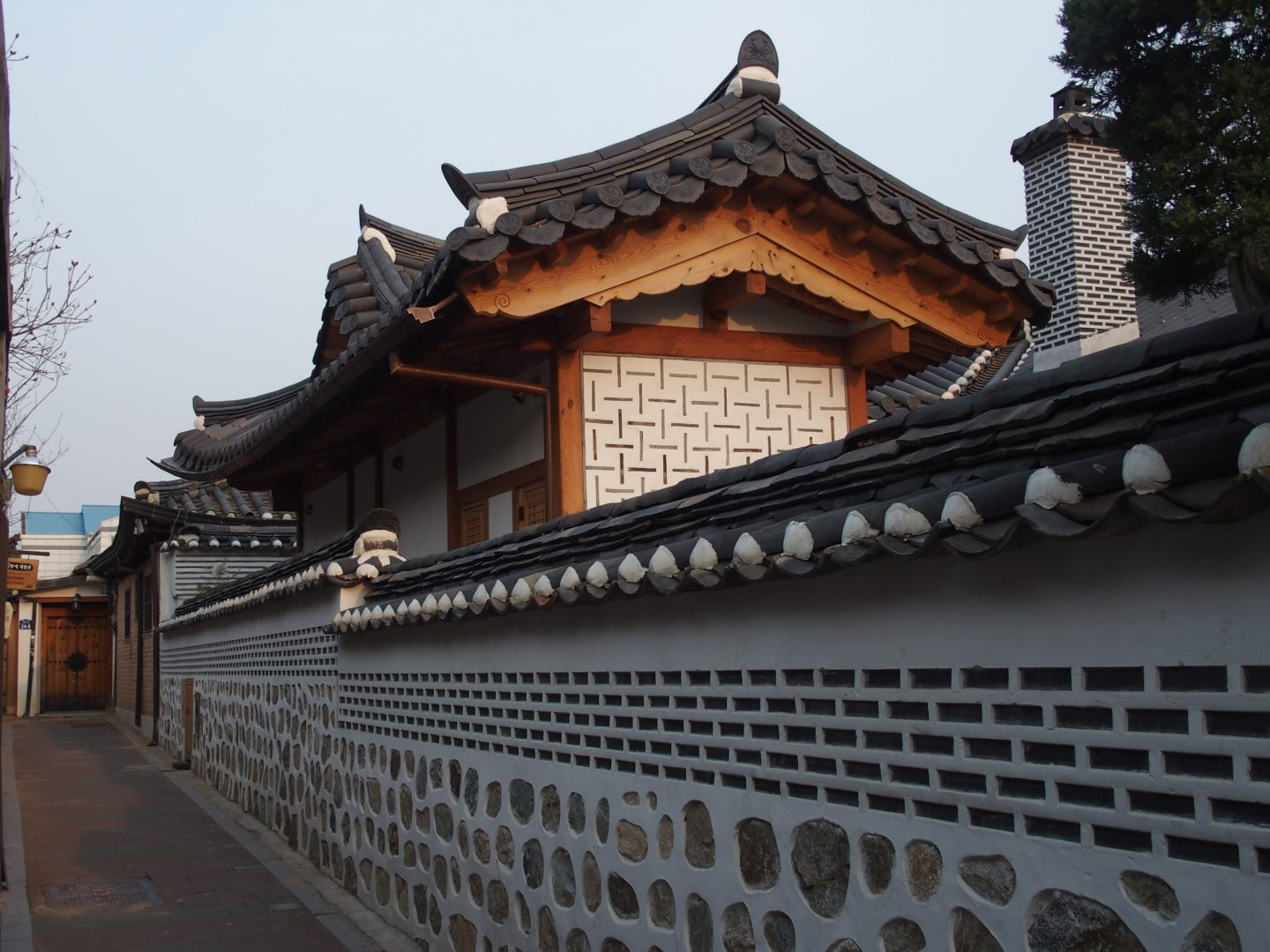 Murets et toits alignés hanoks Seoul Corée du sud