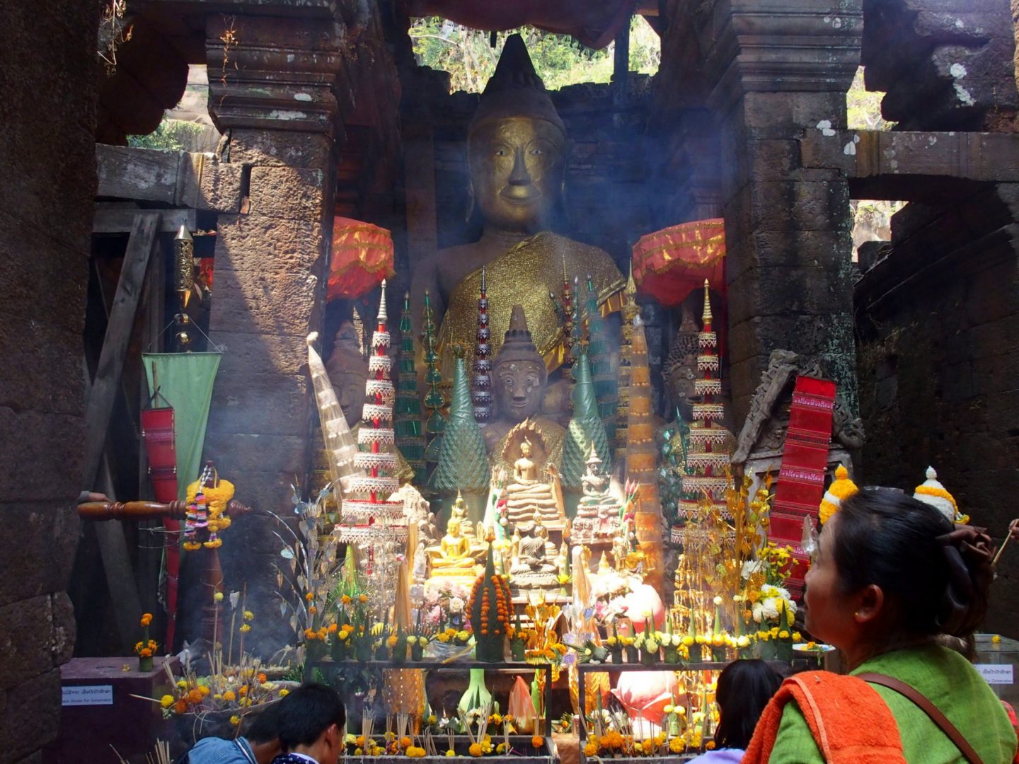 Dévotion devant Bouddha Temple Vat Phou Laos