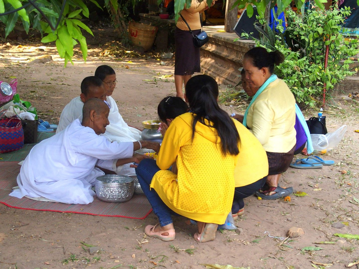 Fidèles et moniales Vat Phou Laos