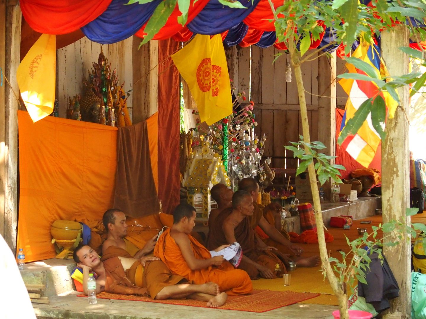 Moines au repos temple Vat Phou Laos
