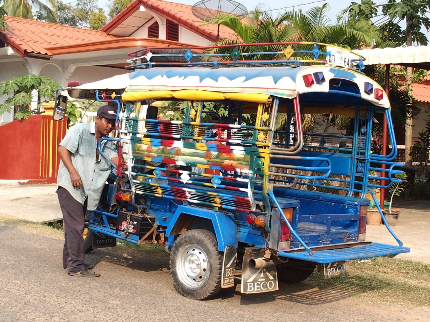 Mon tuk tuk et son chauffeur pour aller au Vat Phou Laos