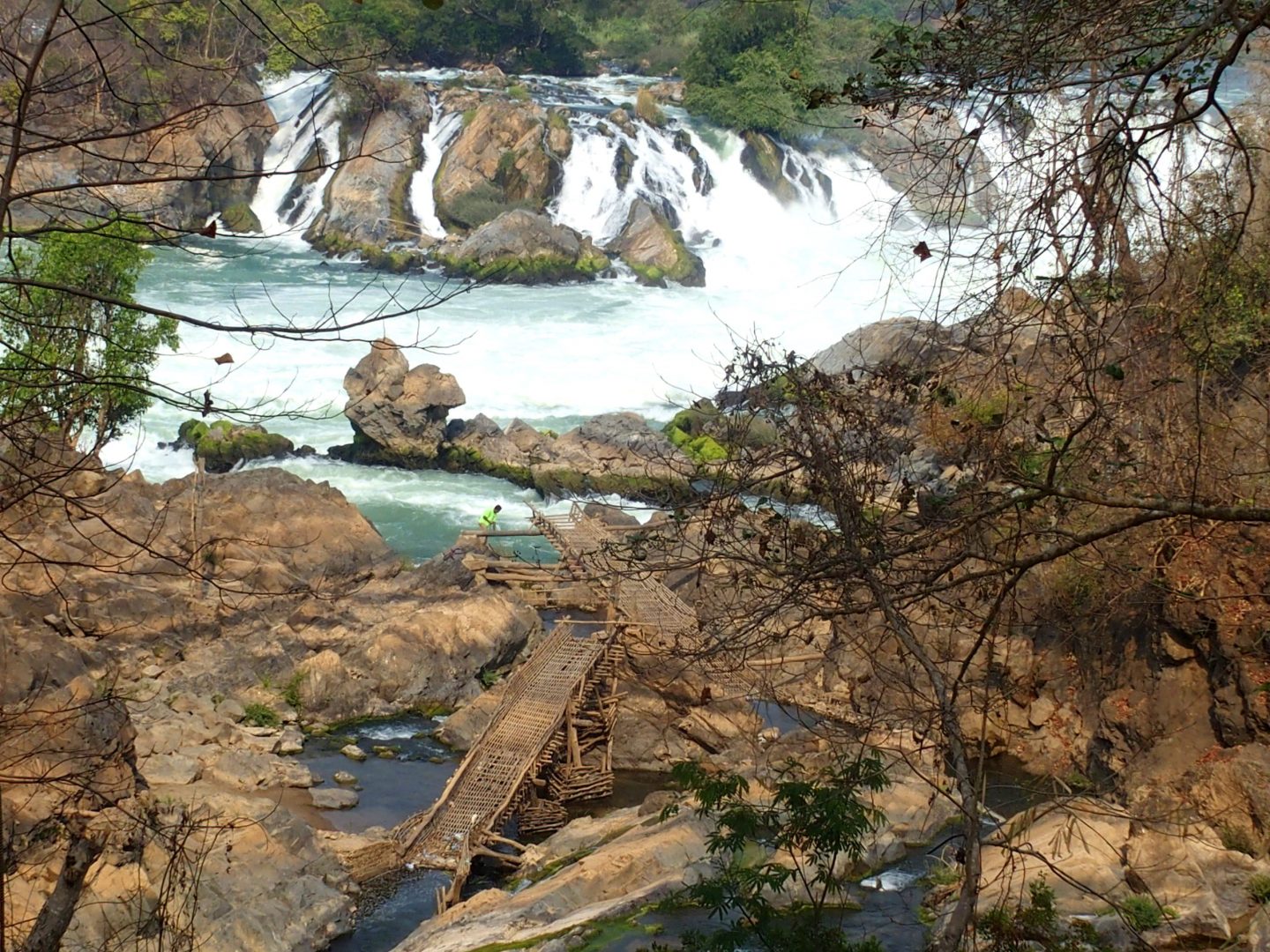 Petit pont de bois devant cascades Phapheng 4000 îles Laos