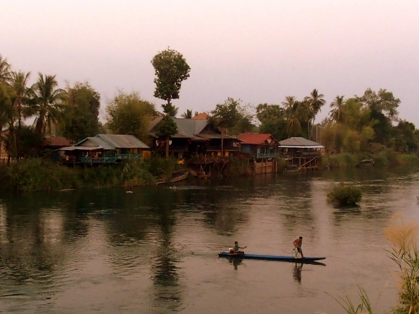 Pêche au filet sur Mekong Don Khon 4000 îles Laos