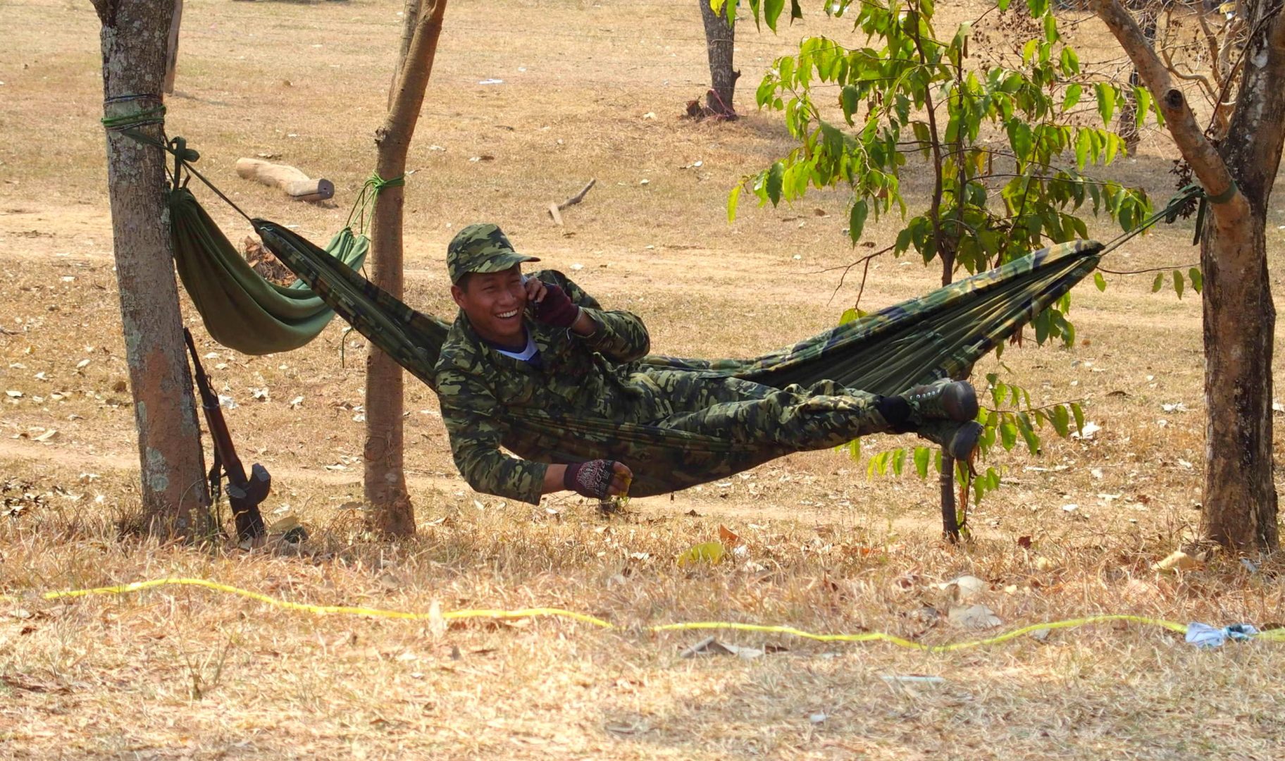 Soldat décontracté sur le site Vat Phou Laos