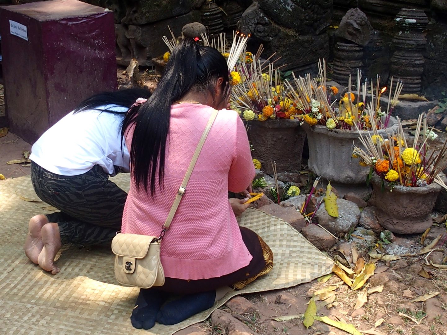 Prière devant offrandes Vat Phou Laos