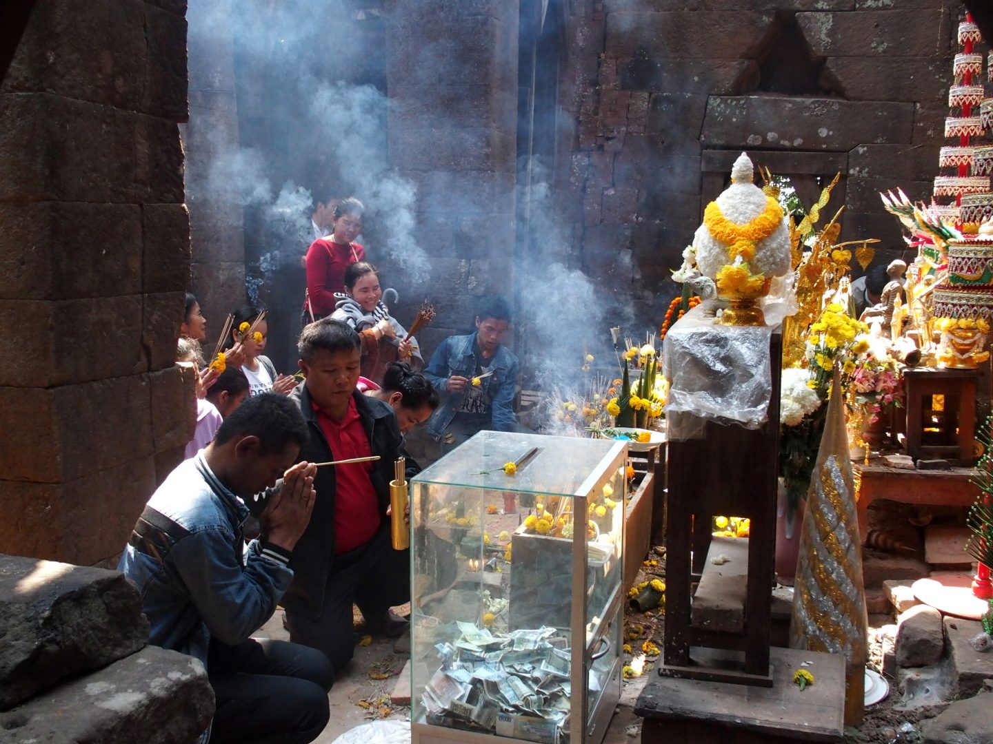 Prières et encens dans temple Vat Phou Laos