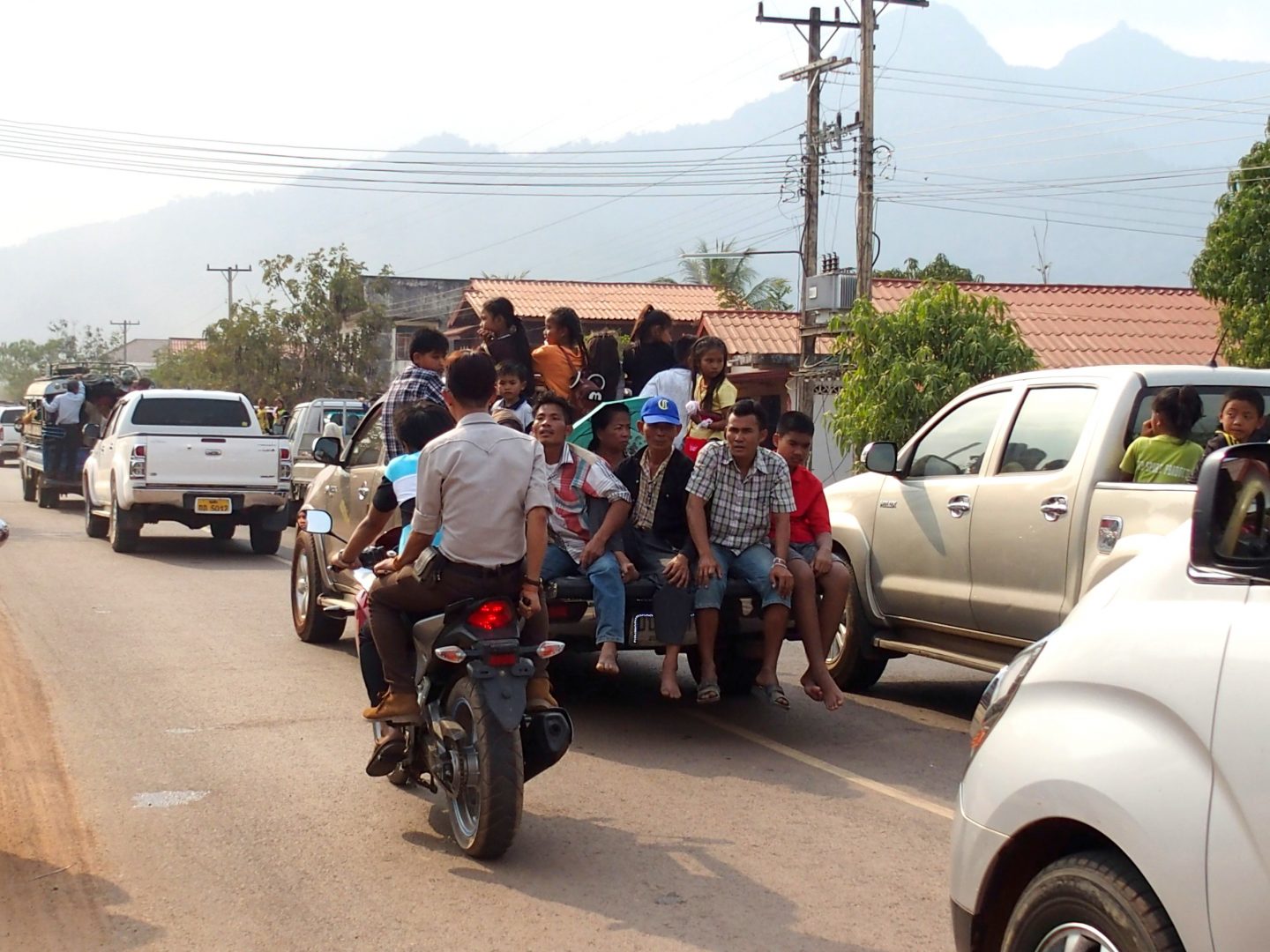 Route encombrée retour du Vat Phou Laos