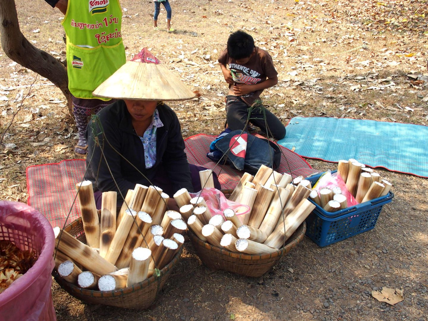 Vente rouleaux bambou avec riz Vat Phou Laos
