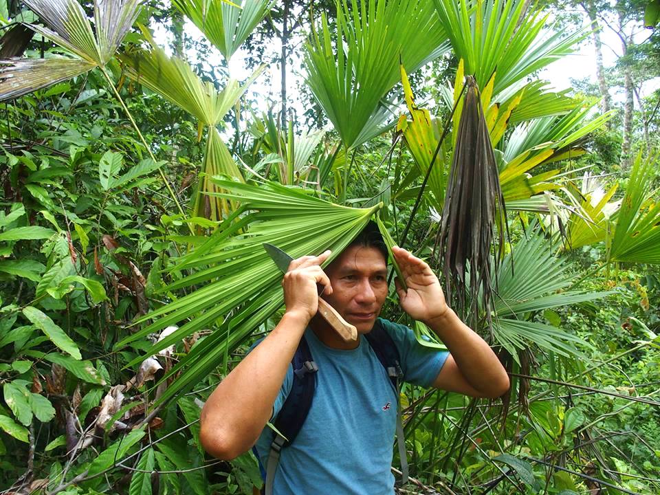 Carlos se protège de la pluie en Amazonie Equateur