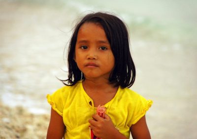 Fillette à la plage Sulawesi