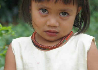 Timide petite fille de Sulawesi