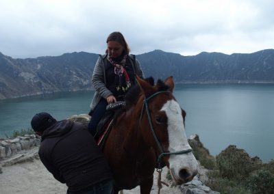 A cheval dans lagune Quilotoa Equateur