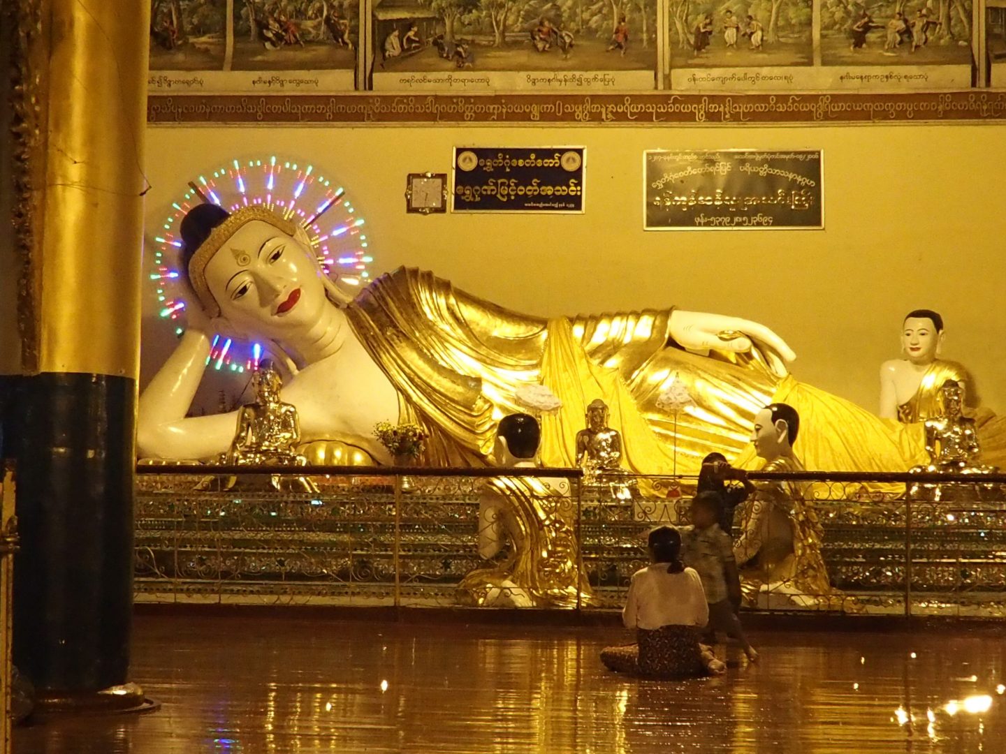 Bouddha couché pagode Shwedagon Birmanie