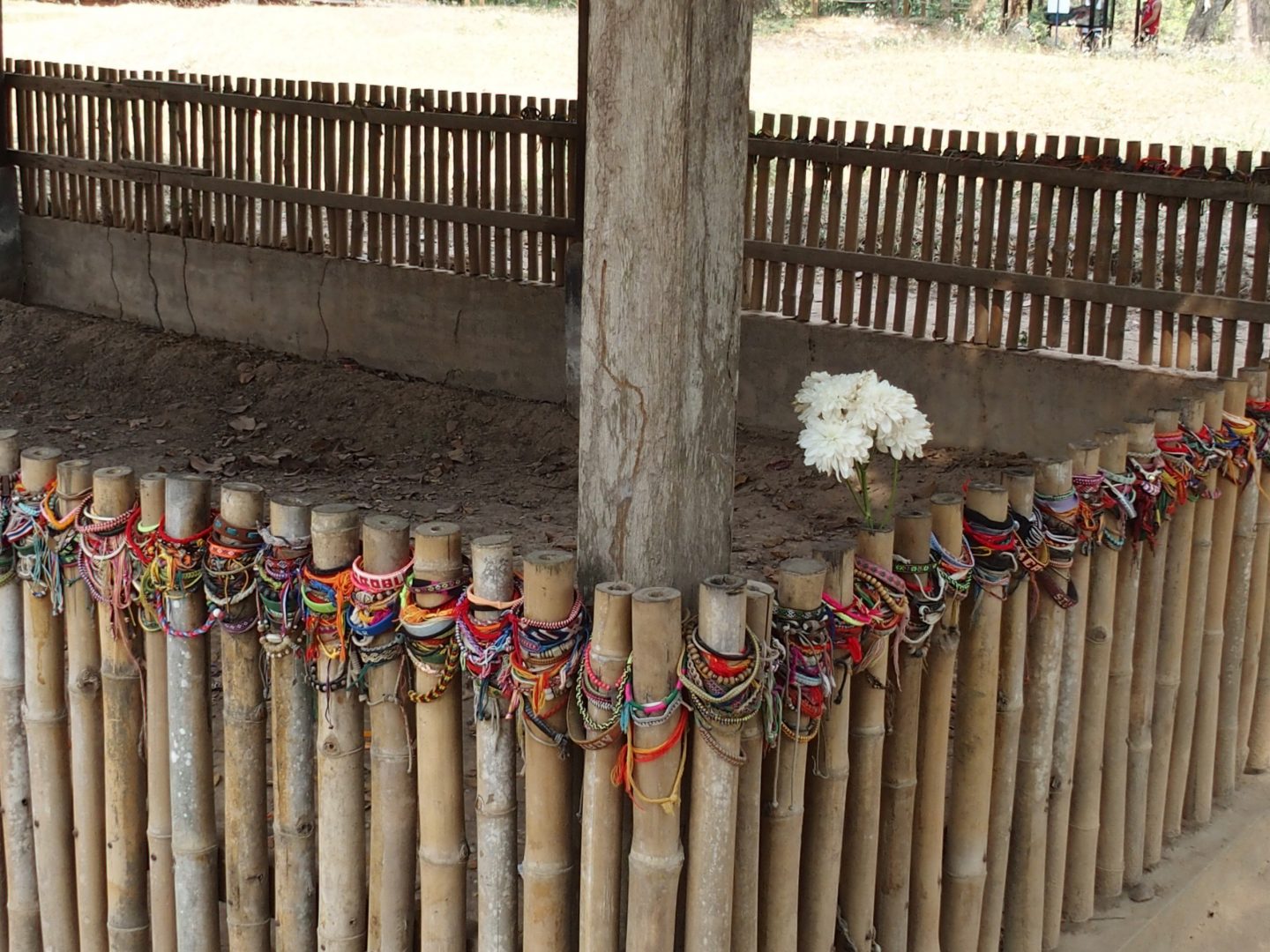 Bracelets sur tombe enfants et femmes Musée génocide Phnom Penh Cambodge