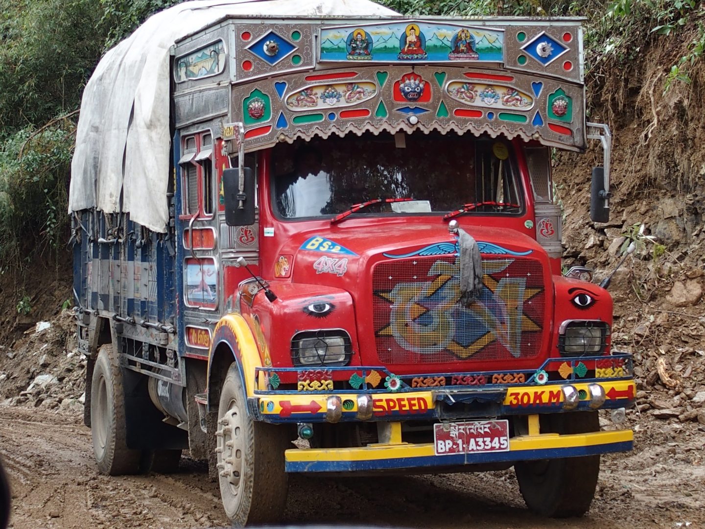 Camion sur route étroite Bhoutan