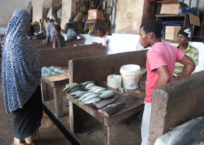 Echoppe poissons marché Stonetown Zanzibar Tanzanie