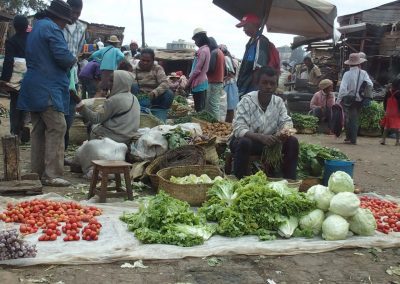 Etal légumes au sol marché Madagascar