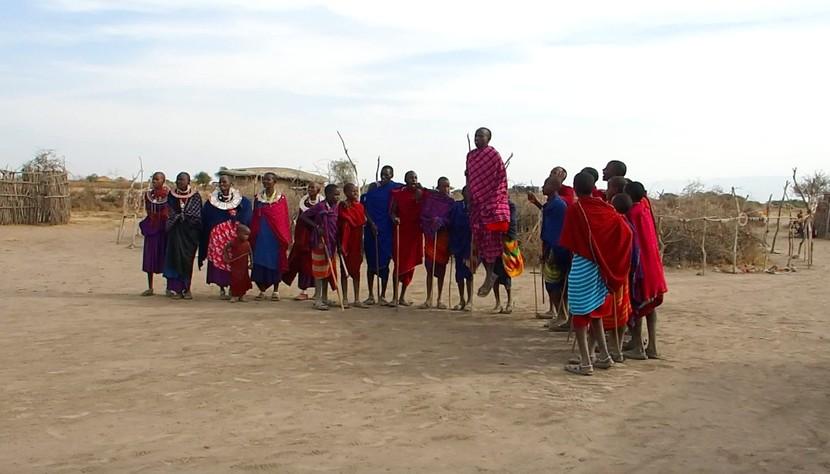 Groupe de danseurs sauteurs Massaï Tanzanie