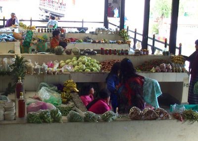 Petites vendeuses marché Timphu Bhoutan