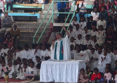 Père Pedro en plein sermon Madagascar