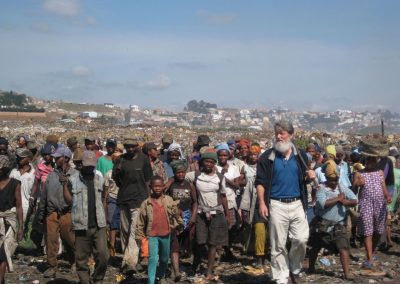 Père Pedro et les habitants d'Akamasoa Madagascar
