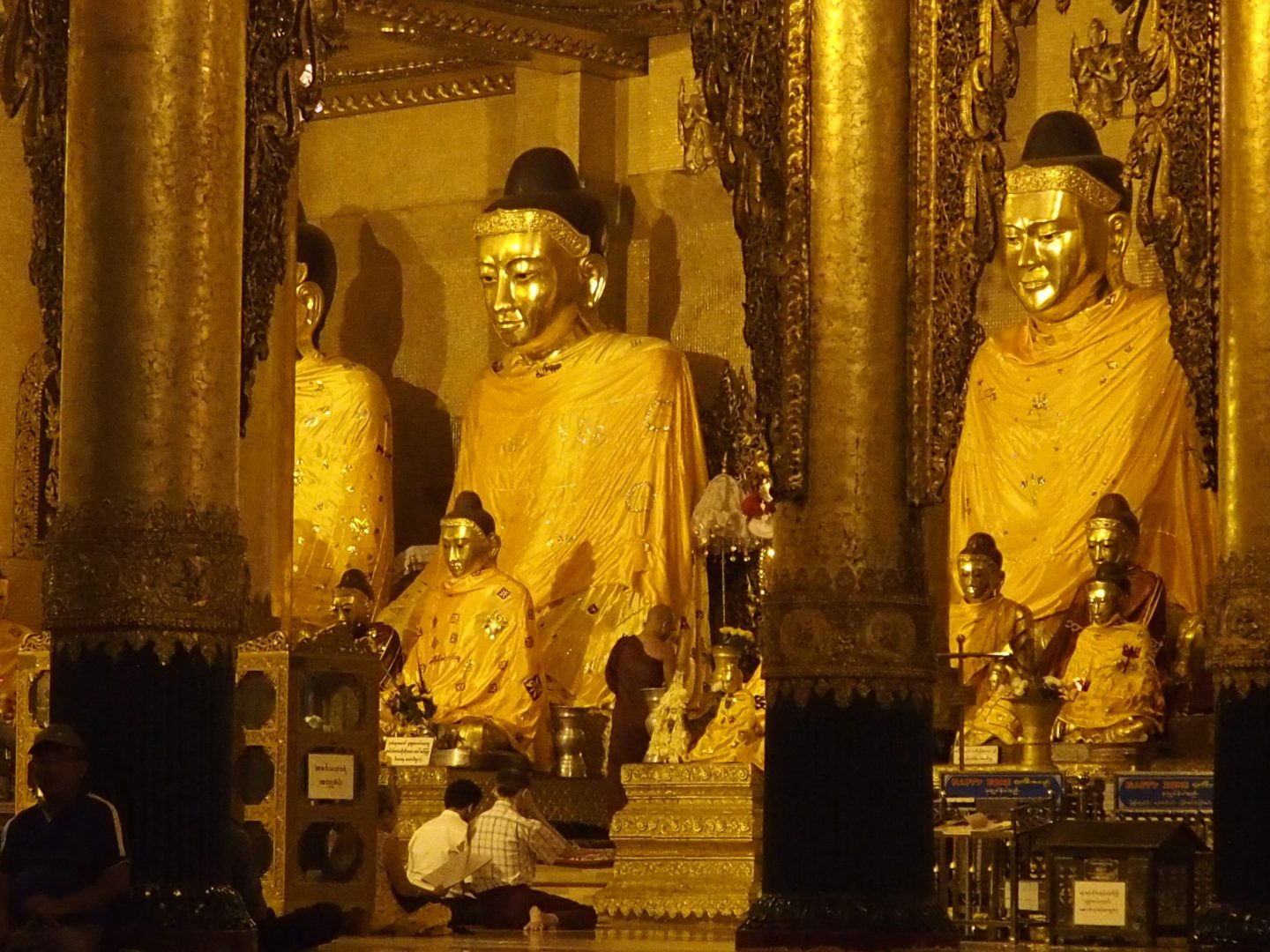 Prière devant bouddhas pagode Shwedagon Birmanie