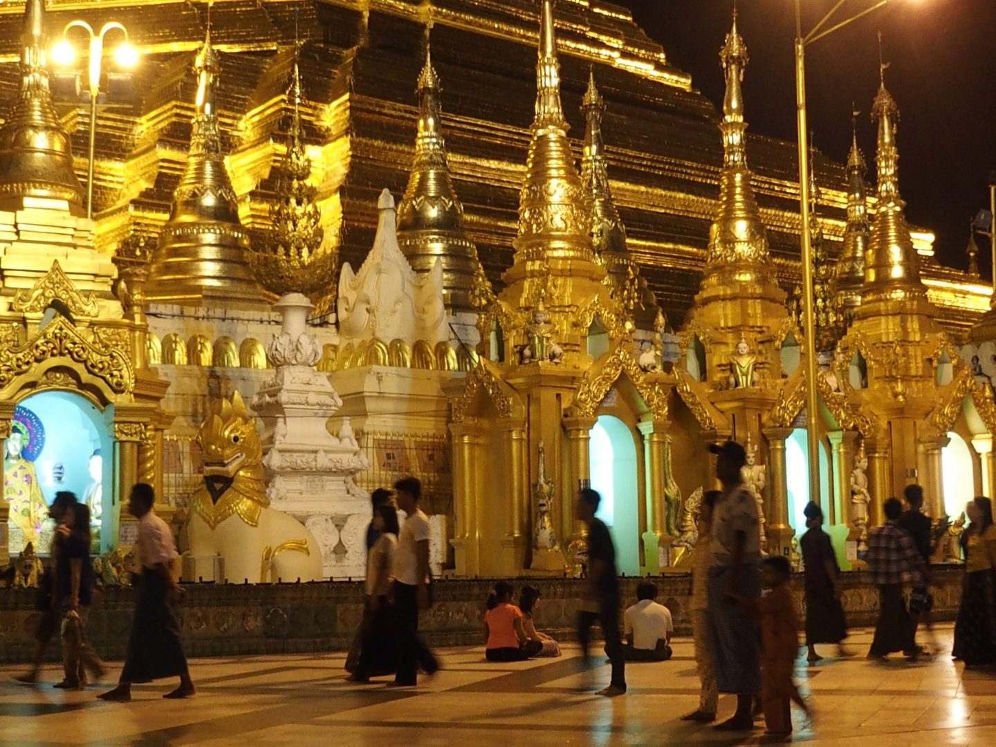 Soirée à pagode Shwedagon Birmanie
