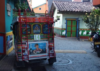 Taxi-chiva et zocalos sur les maisons Guatape Colombie