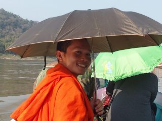 Un jeune moine laotien devient mon guide