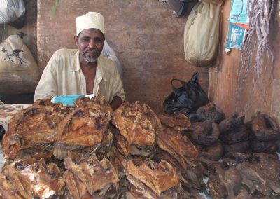 Vente poissons fumés marché Dar es Salaam Tanzanie