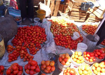 Vente tomates marché Dar es Salaam Tanzanie