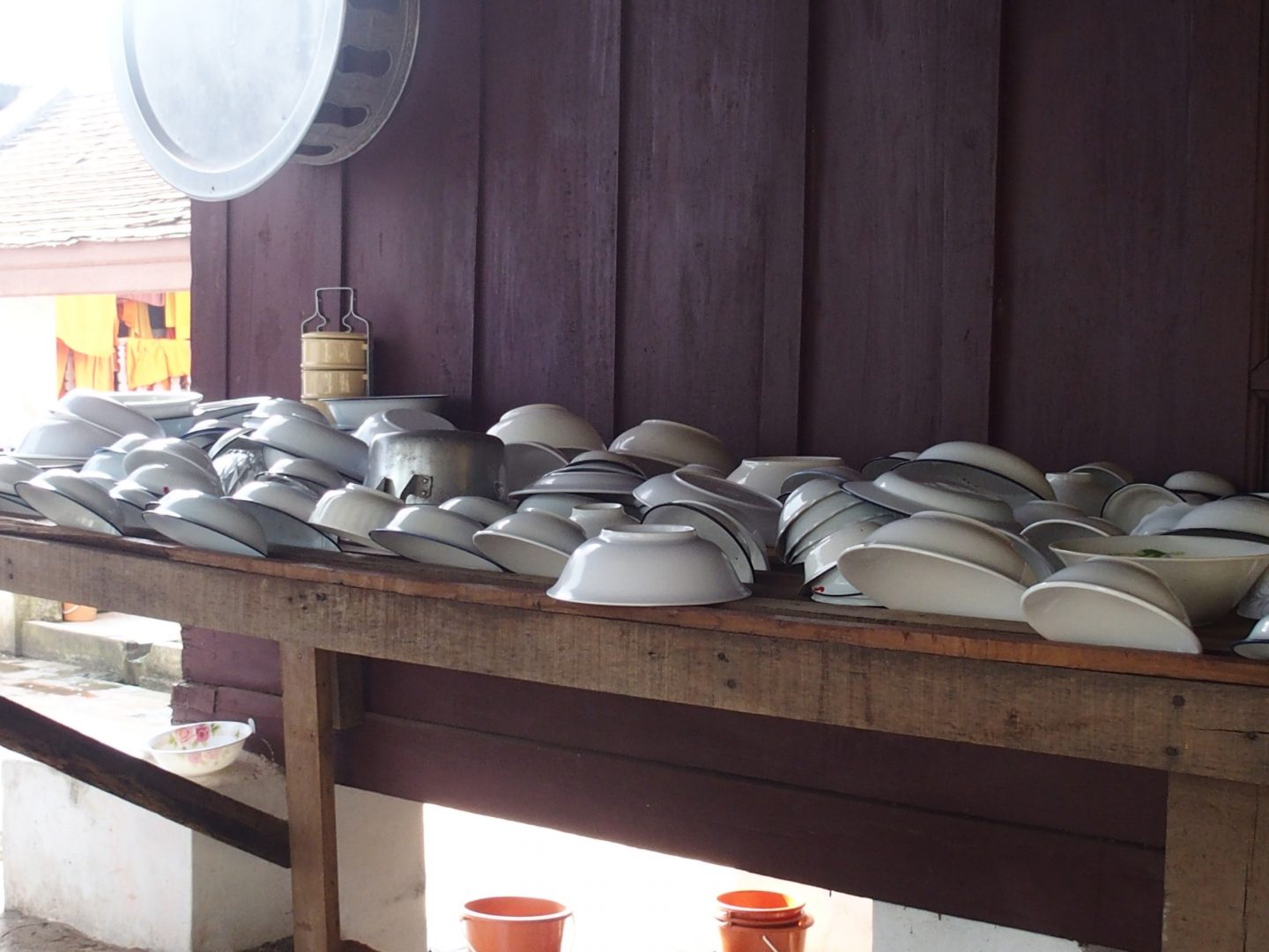 ménage et vaisselle au temple Luang Prabang Laos