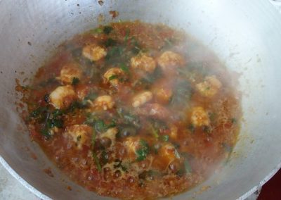 Cuisson curry crevettes Inle Birmanie