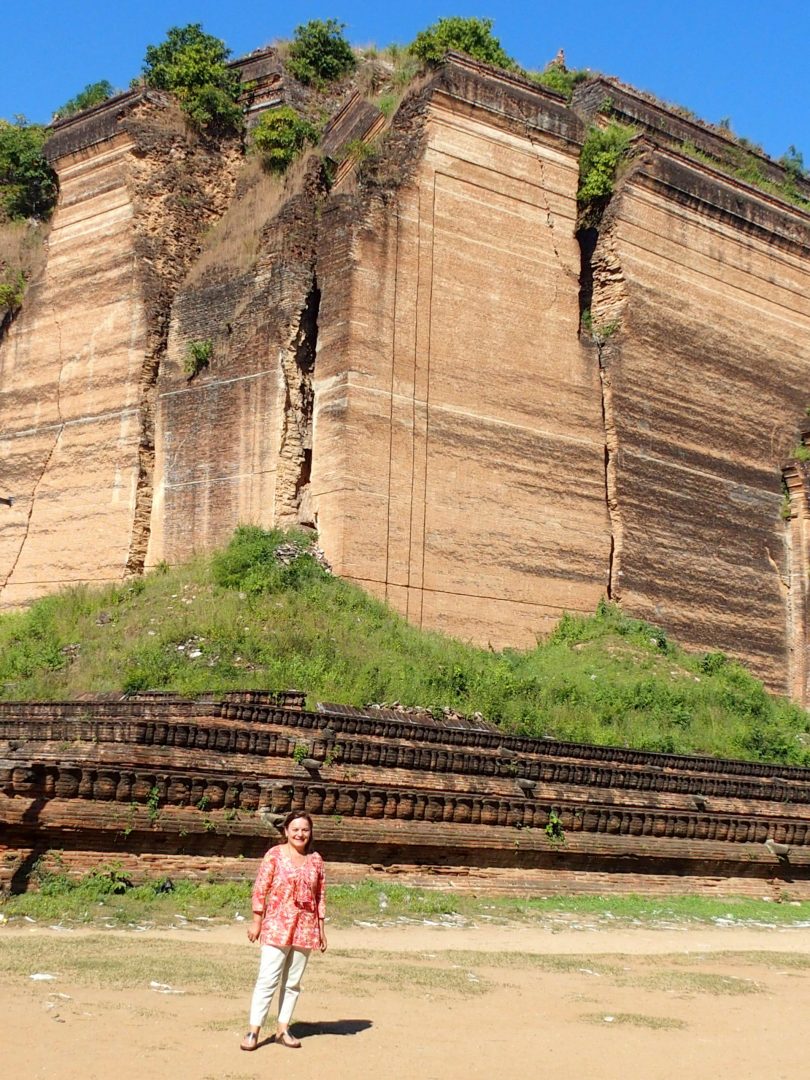 Devant pagode inachevée Mingun Birmanie