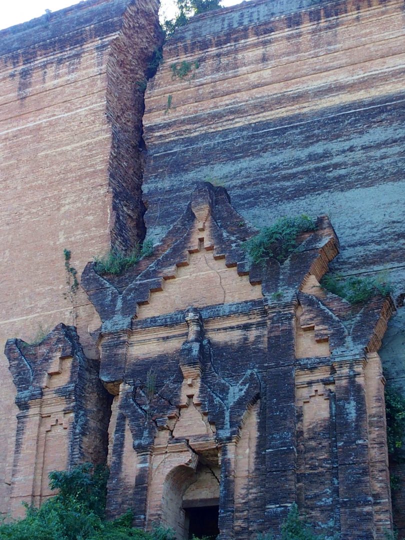 Fissure de pagode inachevée Mingun Birmanie