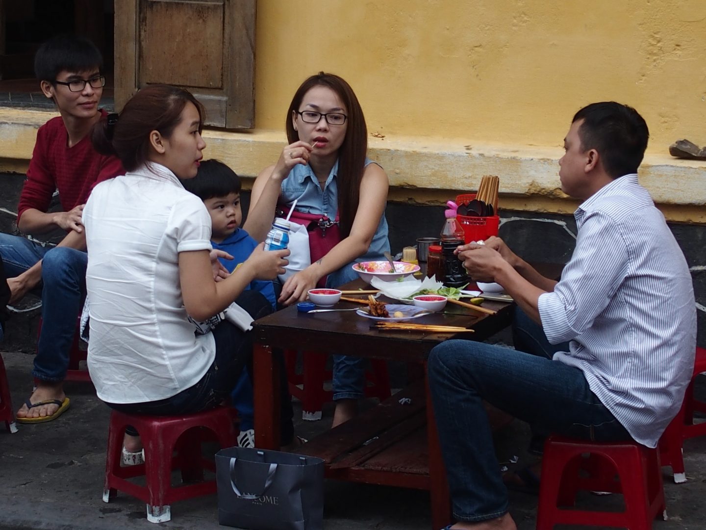 Déjeuner en famille au marché Hoï An Vietnam